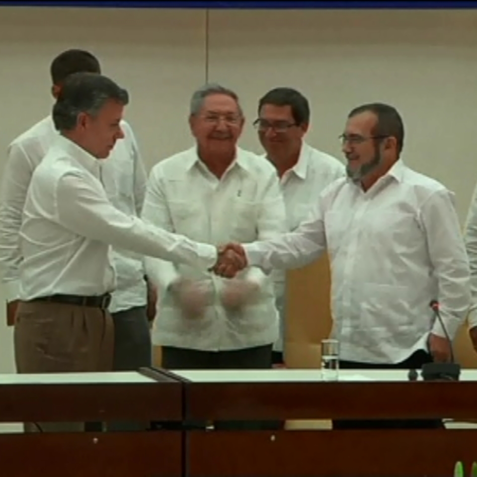 Juan Manuel Santos, 'Timochenko' eta Raul Castro Habanan (Kuba). Argazkia: EFE