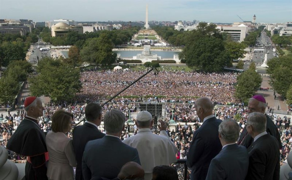 El papa Francisco saluda en el balcón del Congreso de EE. UU. tras su discurso. EFE