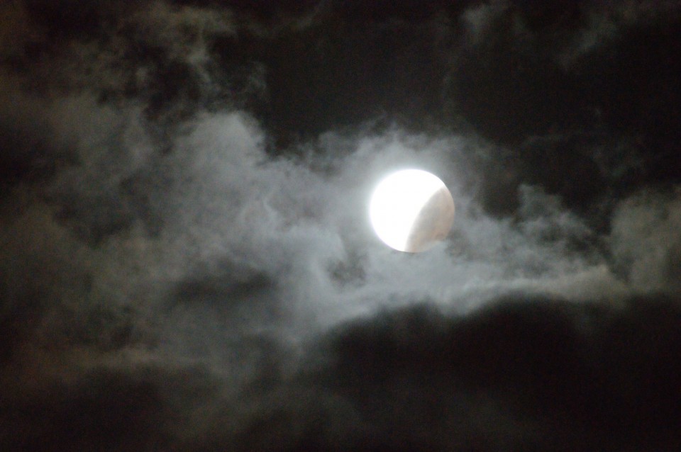 Eclipse lunar entre nubes. Foto: Alberto Zorrilla.