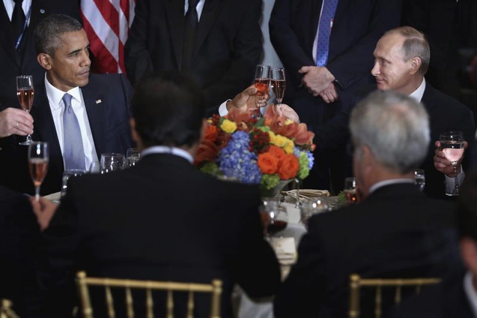 Barack Obama y Vladimir Putin brindan en el almuerzo de la ONU. Foto: EFE