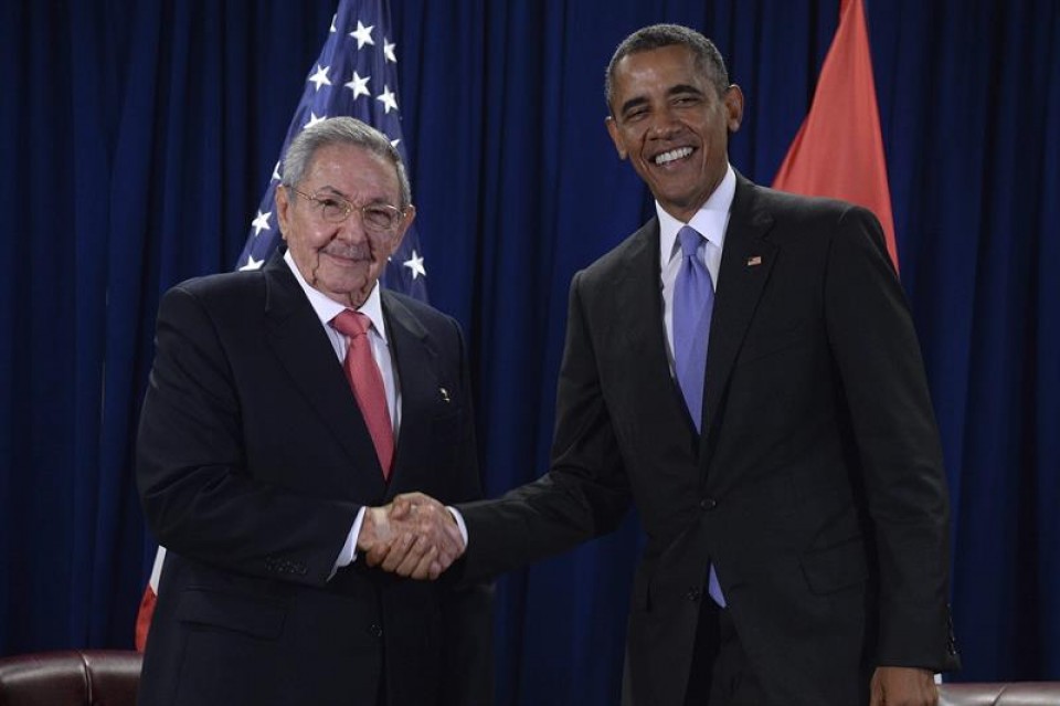 Raúl Castro y Barack Obama se saludan en la sede de la ONU. EFE