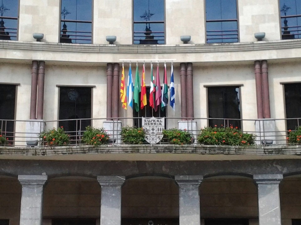 El alcalde fue multado por no colocar la bandera española en el balcón. Foto: EITB