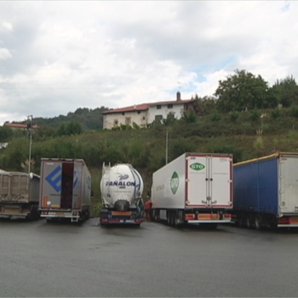 El camión en el que viajaban los tres hombres desde Polonia. Foto: EFE