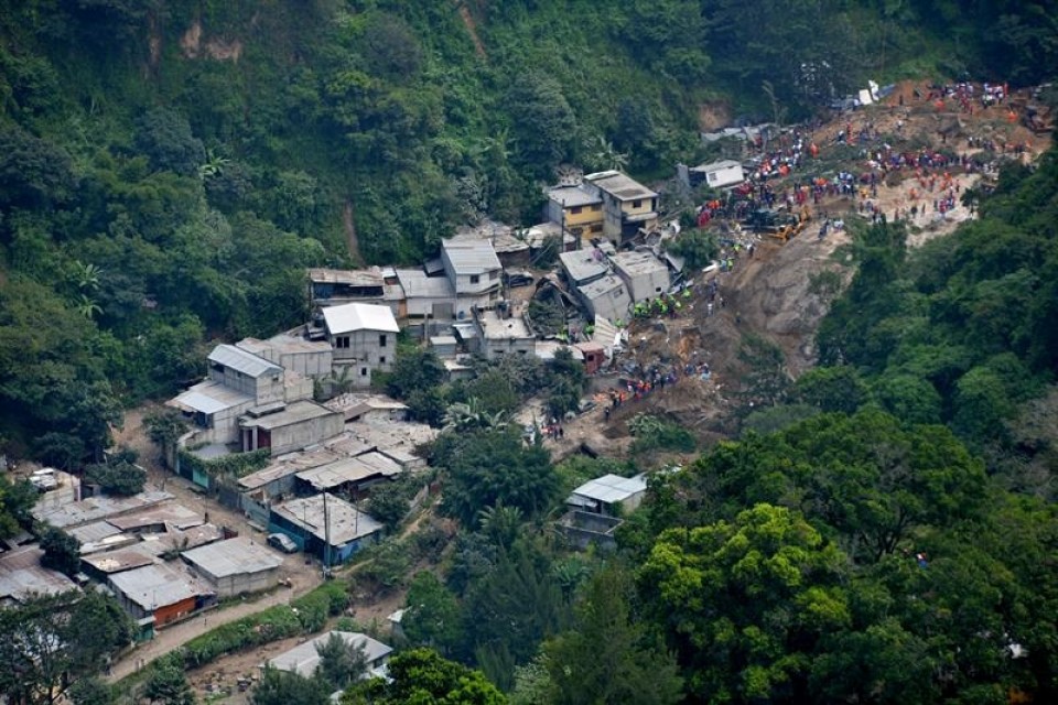 Vista aérea del área afectada por el corrimiento de tierra. Foto: EFE