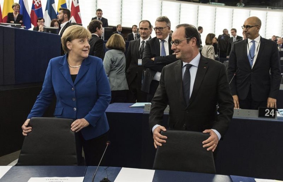 La canciller alemana, Angela Merkel, y el presidente francés, François Hollande. Foto: EFE