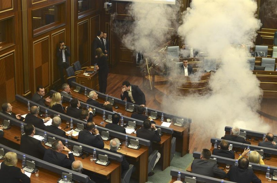 Parlamentarios de la oposición lanzan gas lacrimógeno durante una sesión en el Parlamento. EFE