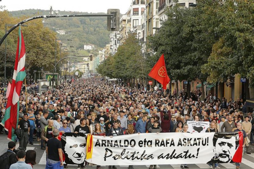 La marcha se ha celebrado bajo el lema "Arnaldo eta Rafa askatu! Politika askatu!". Foto: EITB