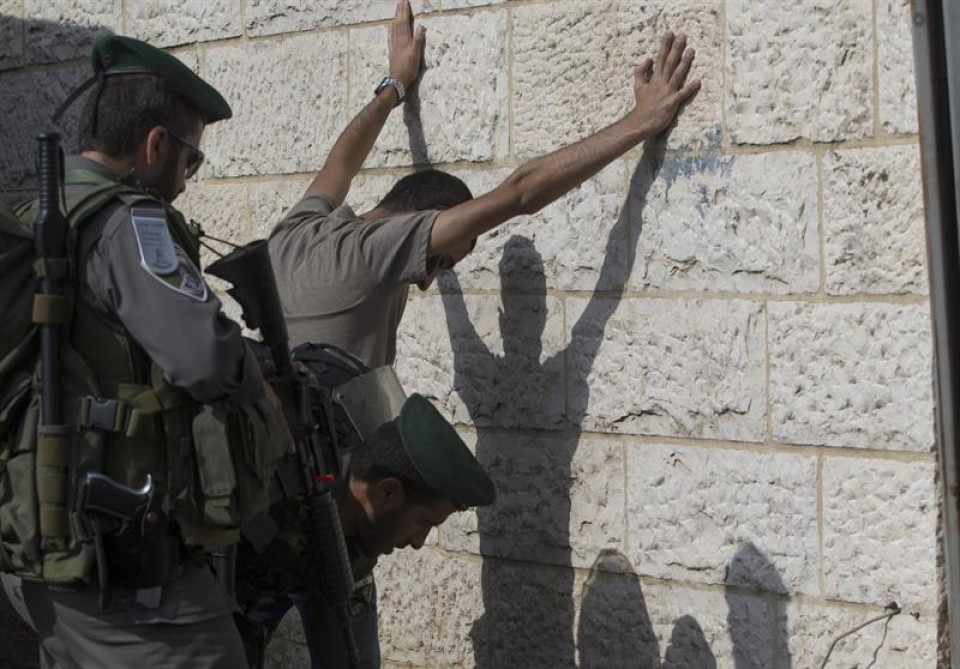 Polizia israeldarra palestinar bat miatzen. Argazkia: EFE 