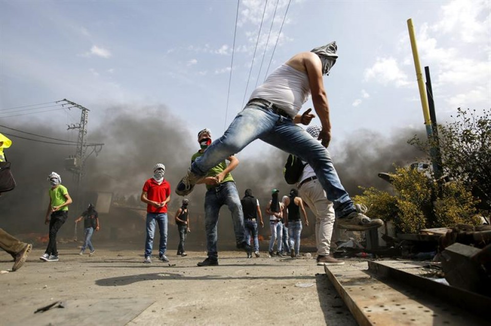 Palestinarren eta Israelgo Poliziaren arteko istiluak Hebronen (Zisjordania). Artxiboko irudia: EFE