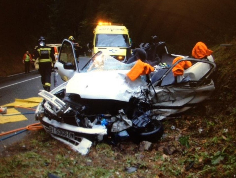 Así quedo el coche del conductor fallecido. Foto: Bomberos Euskadi