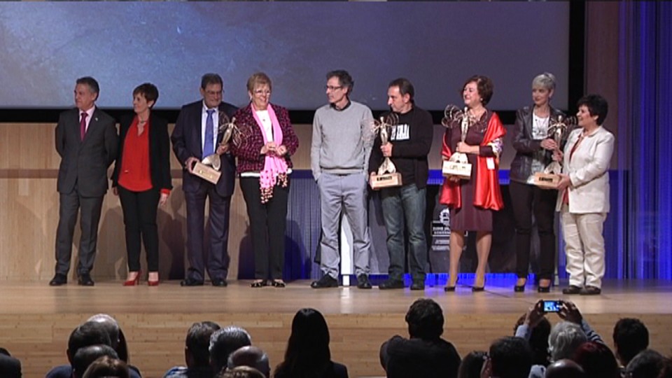 Los galardonados en los Premios Comercio y Turismo junto al lehendakari. 