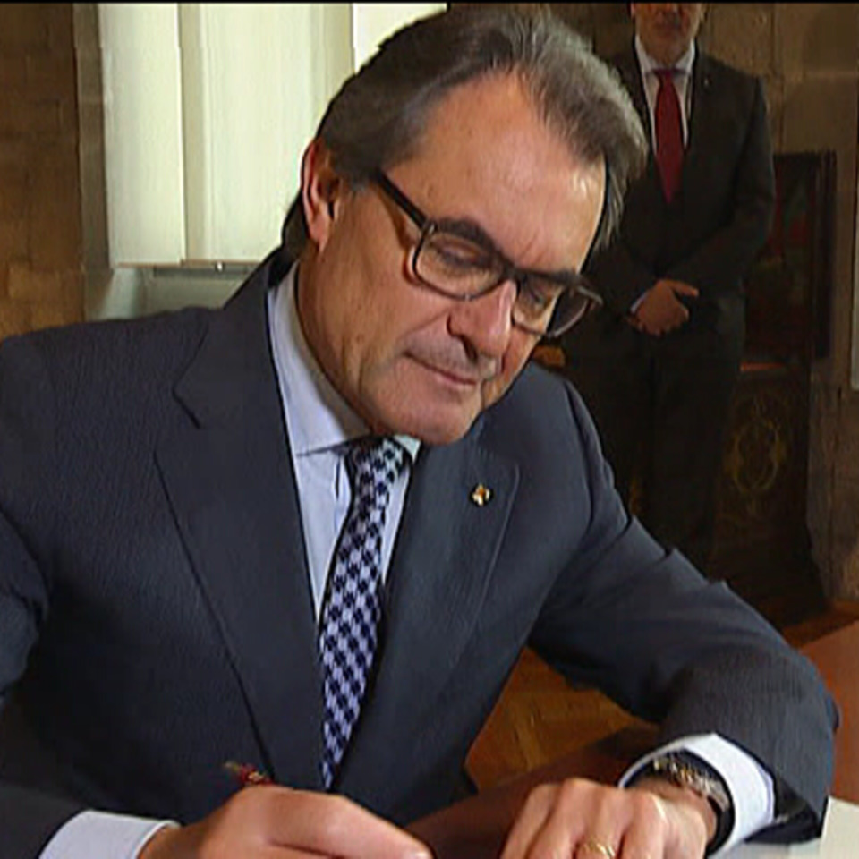El presidente de la Generalitat en funciones, Artur Mas firma el decreto. Foto: EiTB