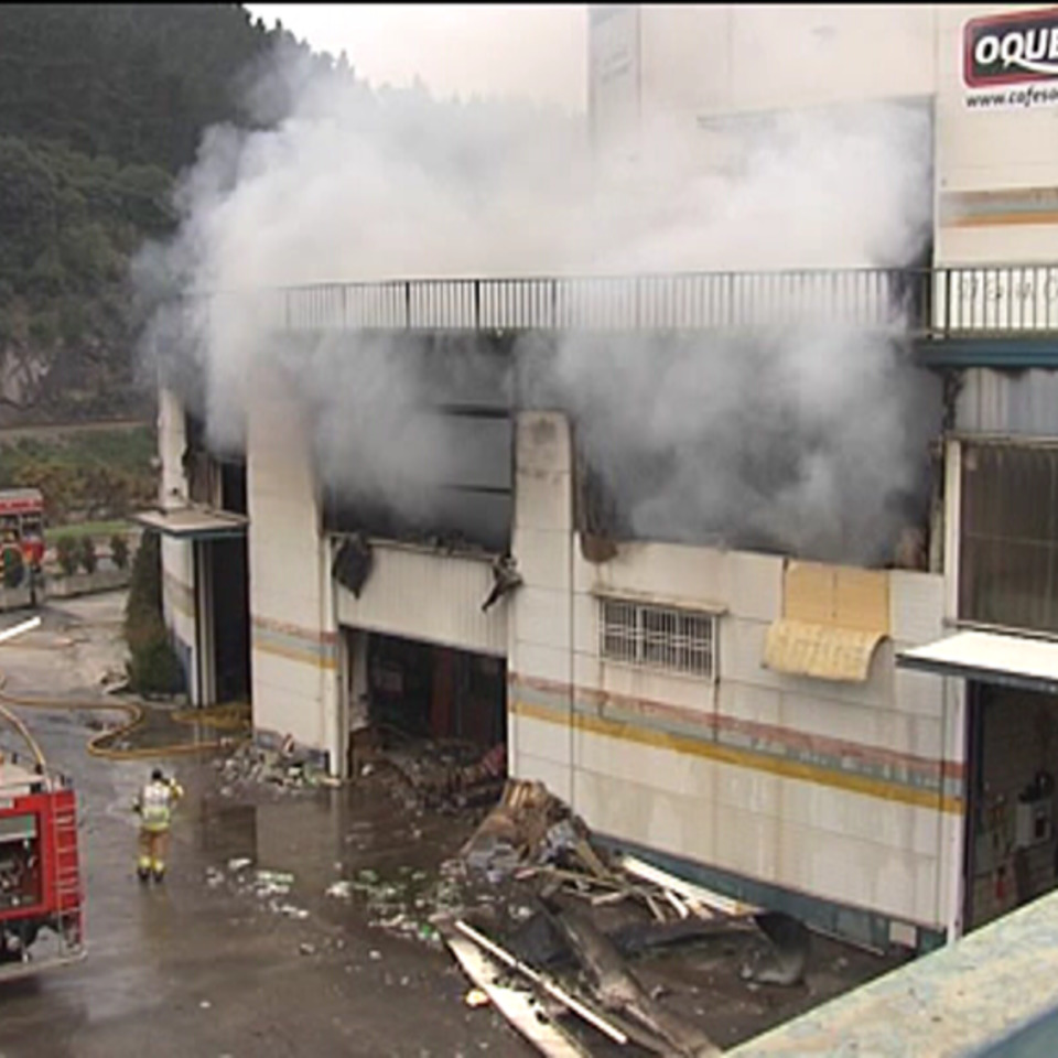 Bomberos sofocan el incendio en el polígono industrial Martiartu (Arrigorriaga). Foto: EiTB