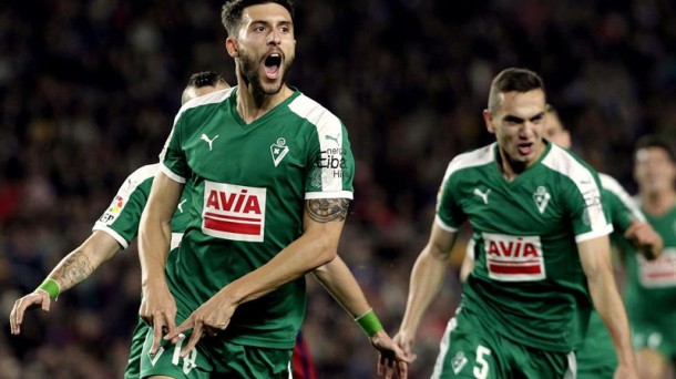 Borja Bastón (Eibar) ante el FC Barcelona. EFE