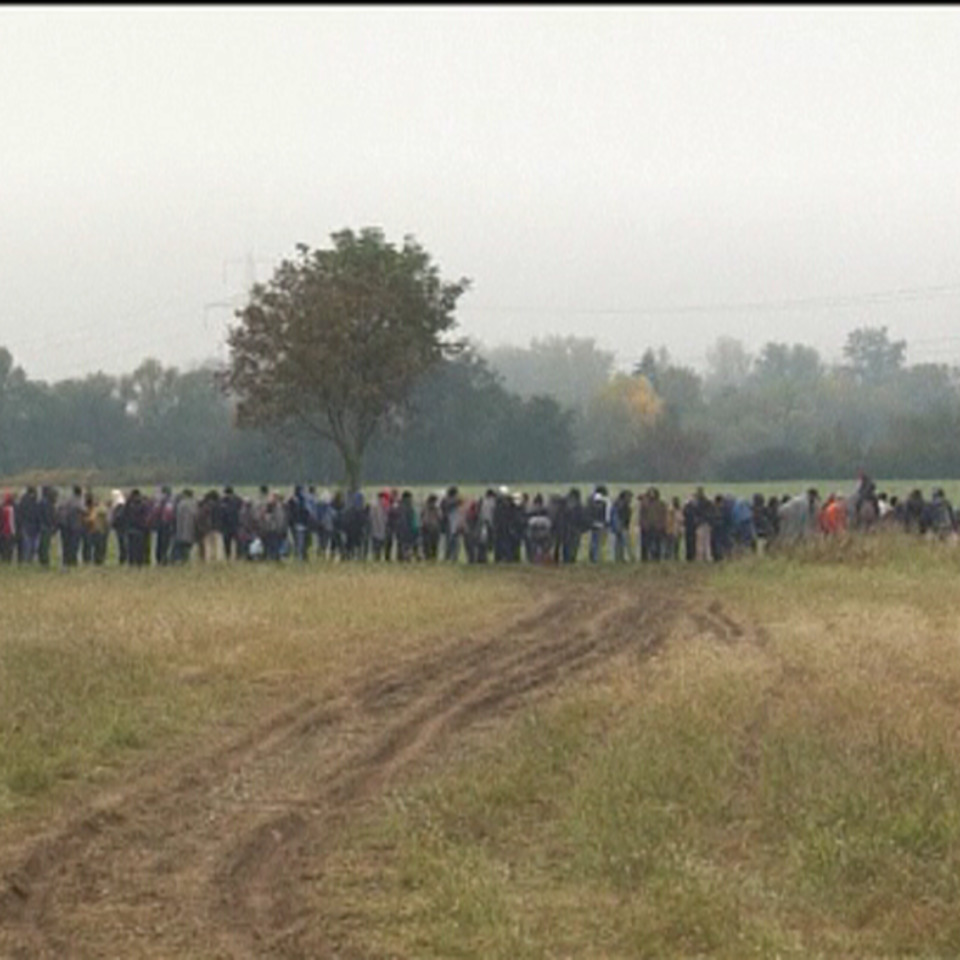 Refugiados sirios tras cruzar la frontera entre Grecia y Macedonia. EFE. 