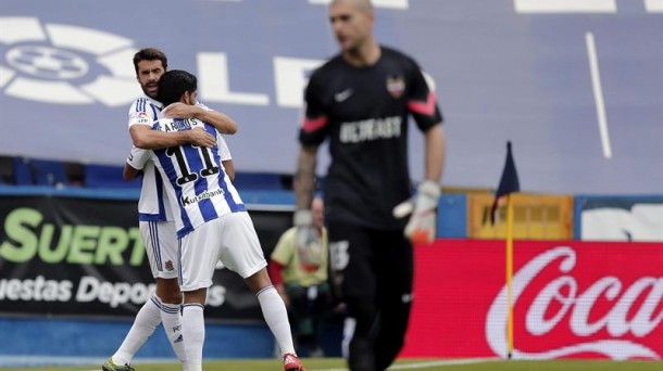 Xabi Prieto celebra con Vela el primero de la goleada / EFE.