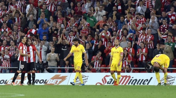 Beñat y Aduriz celebran un gol ante el Sporting / EFE.