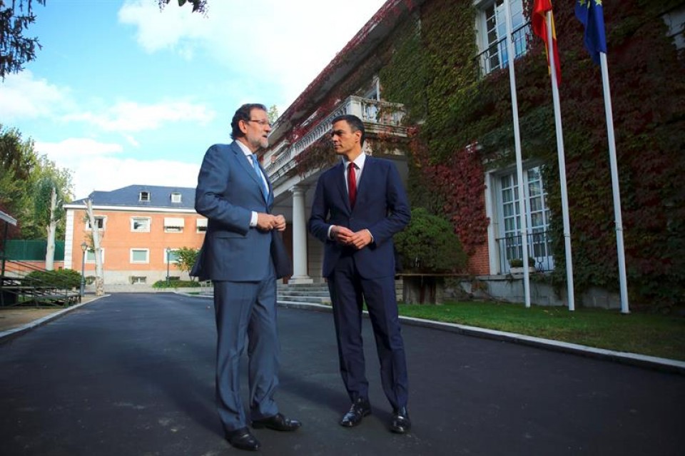 El presidente del Gobierno, Mariano Rajoy, y el secretario general del PSOE, Pedro Sánchez. EFE