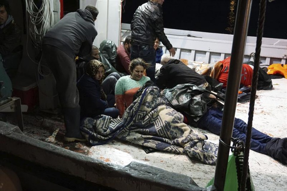 La llegada de un grupo de inmigrantes al puerto de Mytilini, isla de Lesbos, Grecia. EFE. 
