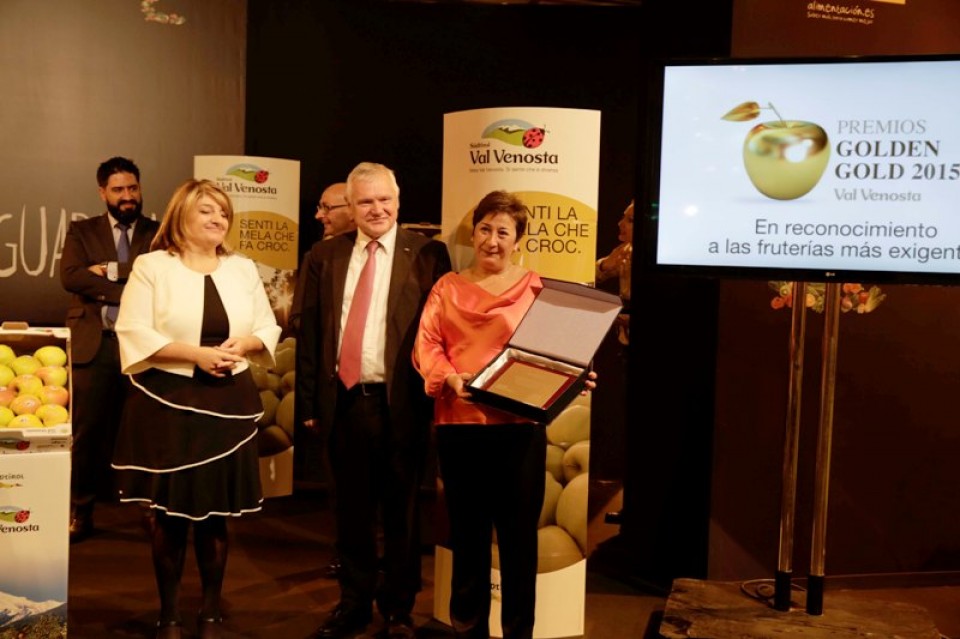 Manuela Gómez, propietaria de Frutas Manuela, recibe el reconocimiento. Foto: Premios Golden Gold