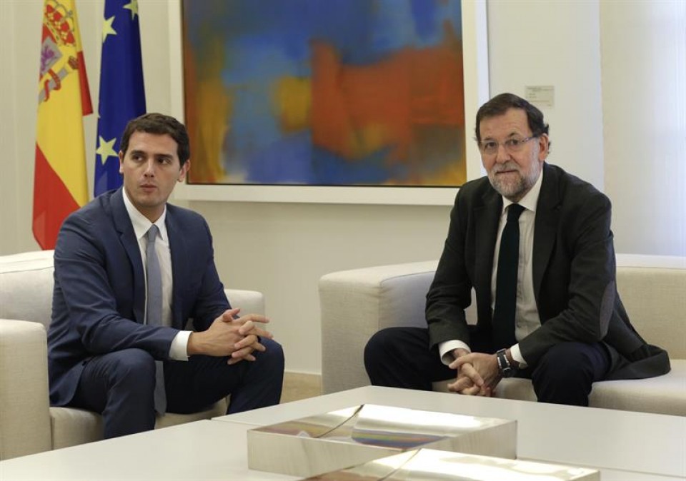 Rivera da su apoyo a Rajoy para 'hacer cumplir la ley' en Cataluña