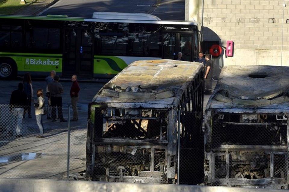 El coste de los autobuses incendiados se eleva a más de dos millones Foto: Efe