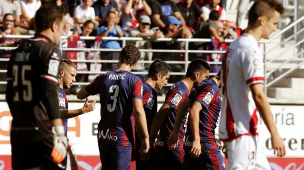 Jugadores del Eibar celebran el gol de Llorente en propia puerta. Efe.