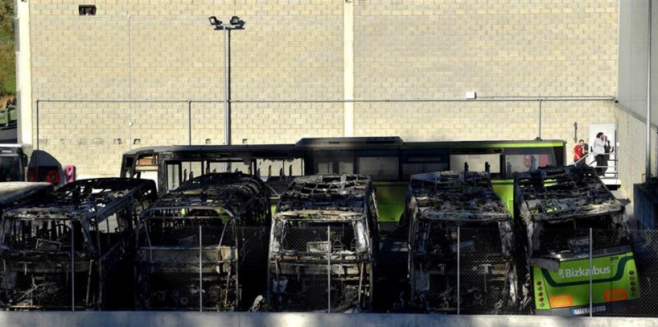 Autobuses de Bizkaibus quemados en Derio.