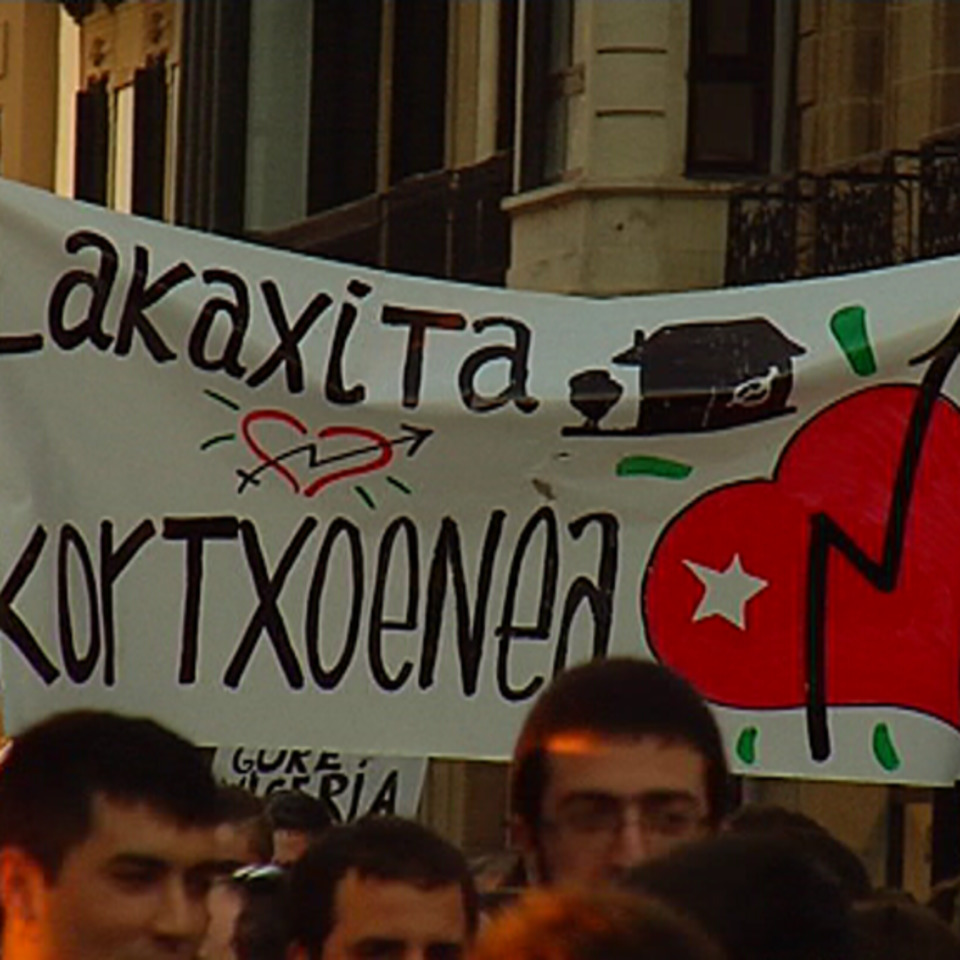 Ehunka pertsona bildu dira Kortxoenea eraistearen aurka protestatzeko