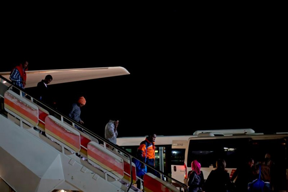 El grupo de refugiados tras su llegada al aeropuerto Adolfo Suárez Madrid Barajas. Foto: EFE