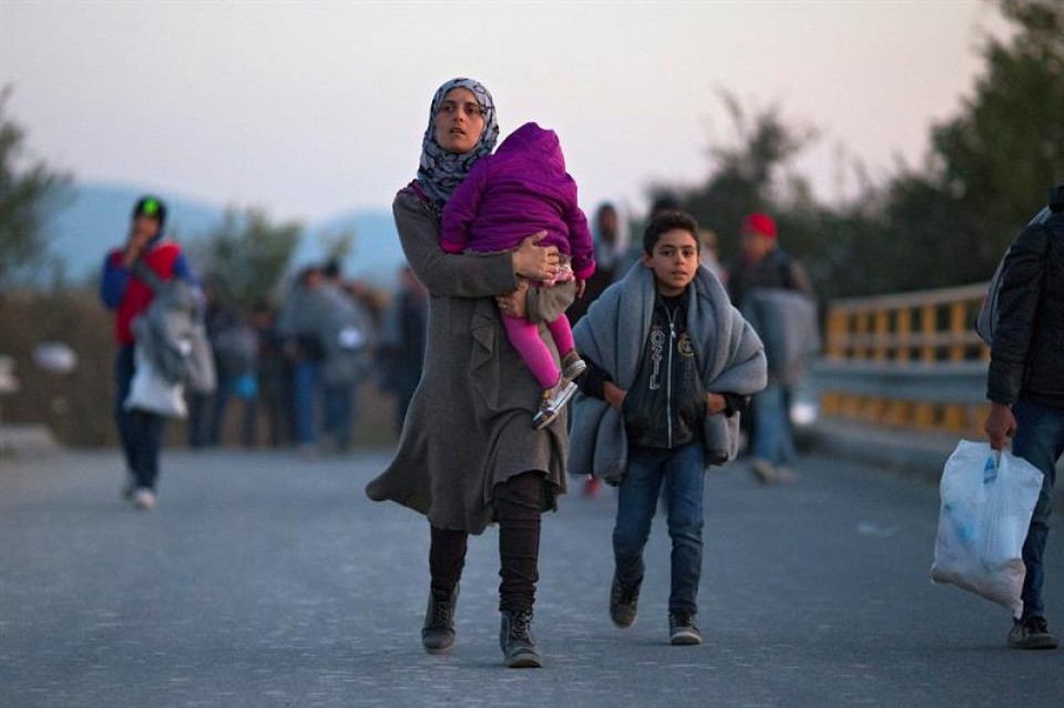 Errefuxiatu batzuk Mazedoniako mugan. EFE