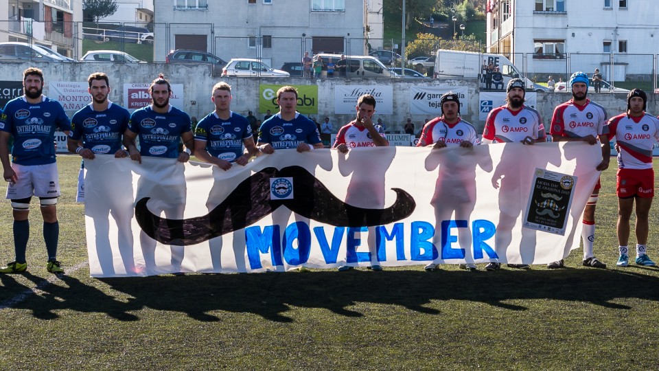 Los jugadores de Ampo Ordizia y Quesos Entrepinares sacaron al campo una pancarta. Pedro Txurruka