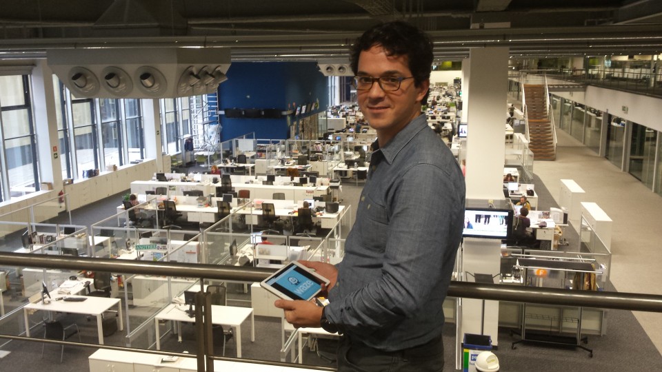 El responsable de Waze en Europa, Carlos Gómez, en la sede de EiTB en Bilbao. Foto: eitb.eus