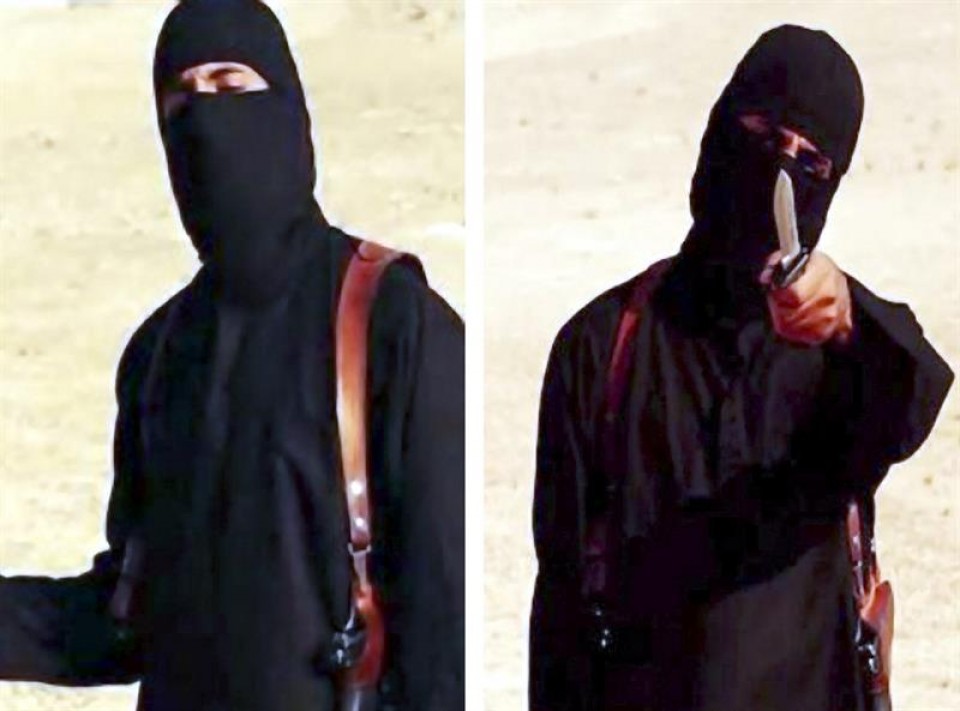 Dos fotogramas de los vídeos en los que apareció 'John el yihadista'. EFE