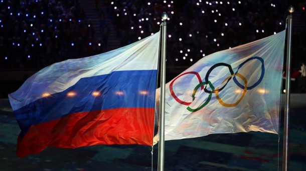 Bandera de Rusia y Bandera Oímpica. Foto: EFE