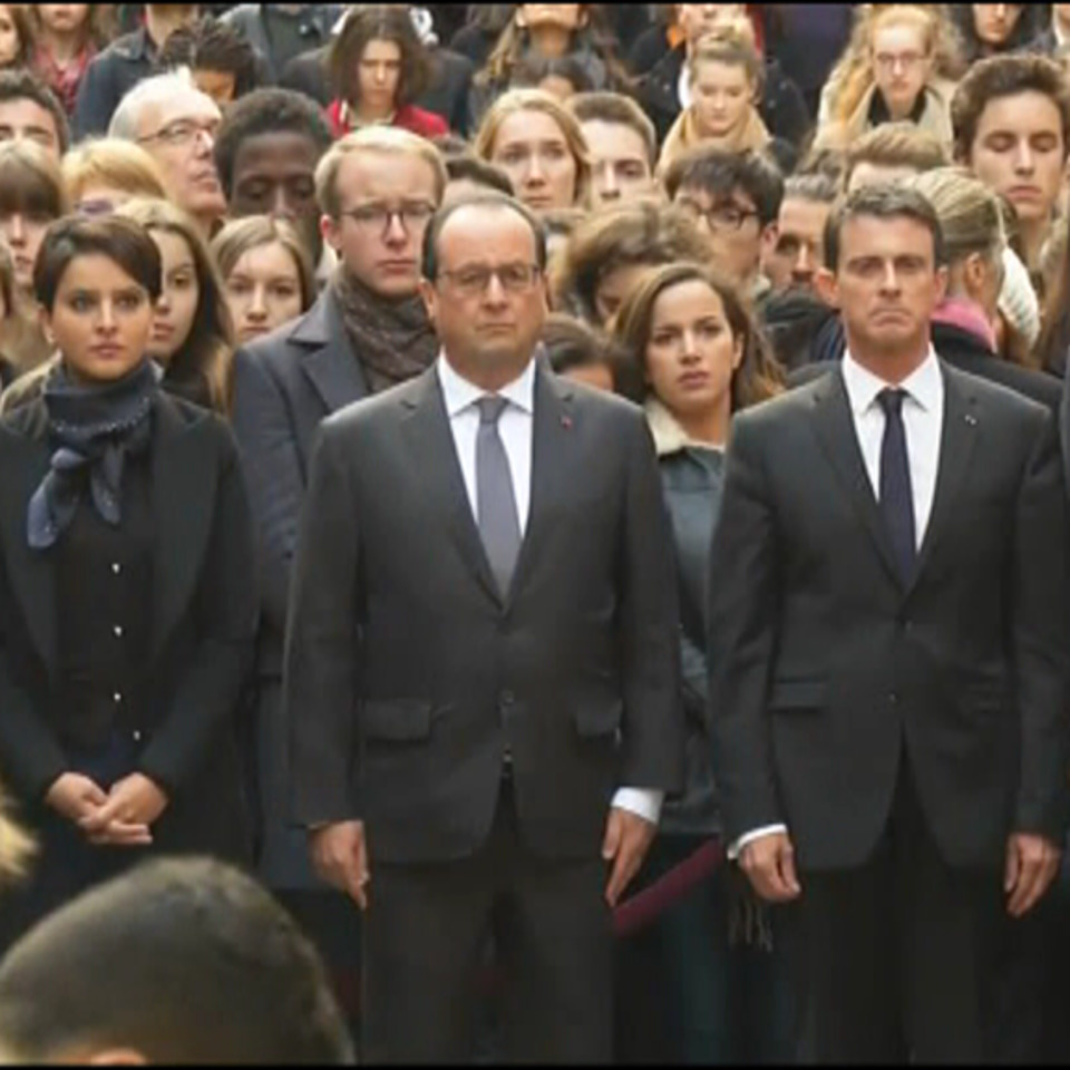 Francia recuerda en silencio a las víctimas de los atentados de París