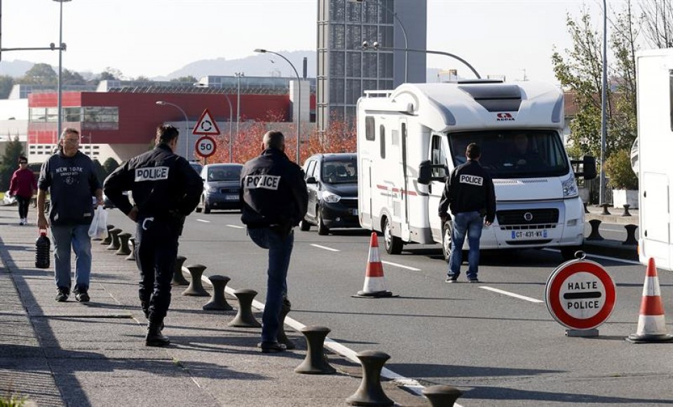Polizia kontrola Biriatun, Parisko atentatuaren ondoren. Artxiboko irudia. EFE.