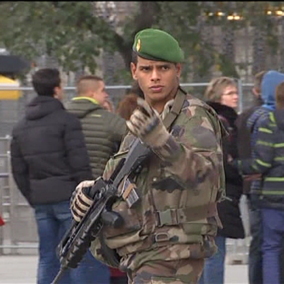 Un militar en París tras los atentados. EiTB