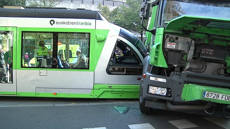 Ocho heridos tras chocar un tranvía y un camión de basura en Bilbao