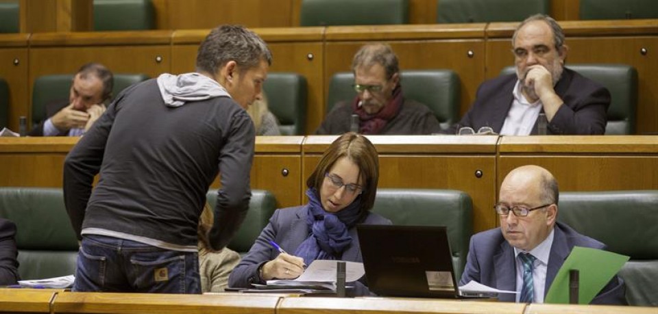 Los parlamentarios Dani Maeztu (EH Bildu); Natalia Rojo (PSE-EE) y Carmelo Barrio (PP). Foto: EFE