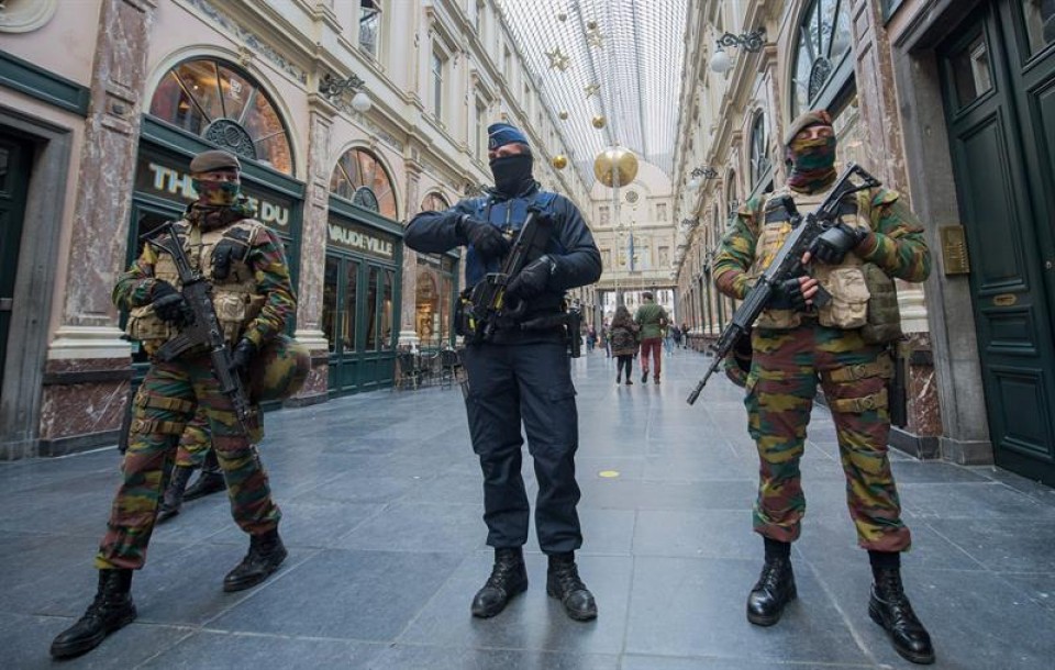 Los militares patrullan las calles de Bruselas. Foto: EFE