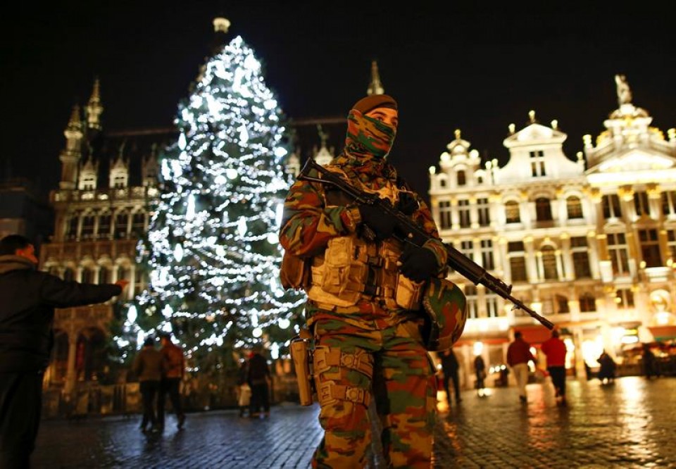 Un militar belga en la Grand Place de Bruselas. Foto: EFE