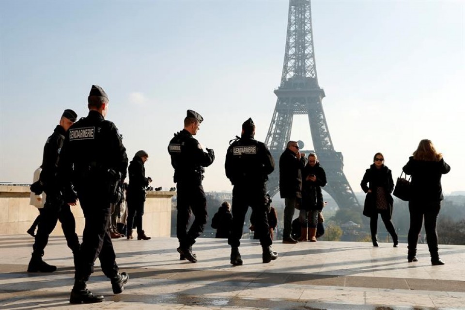 Policía en París.