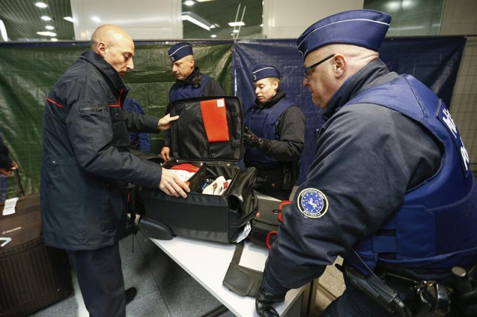 Poliziak Bruselako tren geltoki batean efe