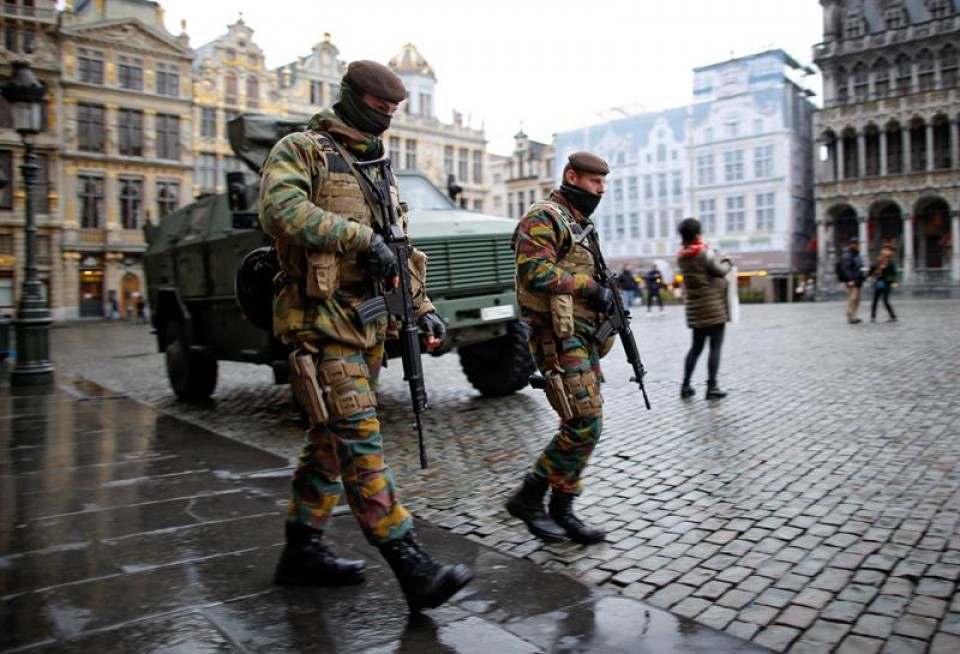 Soldados belgas patrullan la Grand Place de Bruselas. Foto: EFE