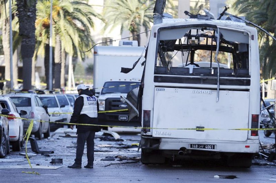 Presidentearen Guardiaren autobusa erasoaren ostean, Tunisian. Argazkia: EFE