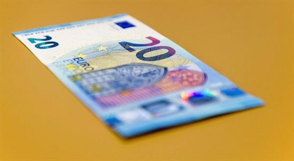 Los falsificadores logran dos billetes falsos a partir de uno legal. EFE