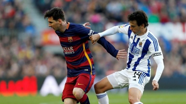 Messi y Rubén Pardo, la temporada pasada. Foto: Efe.