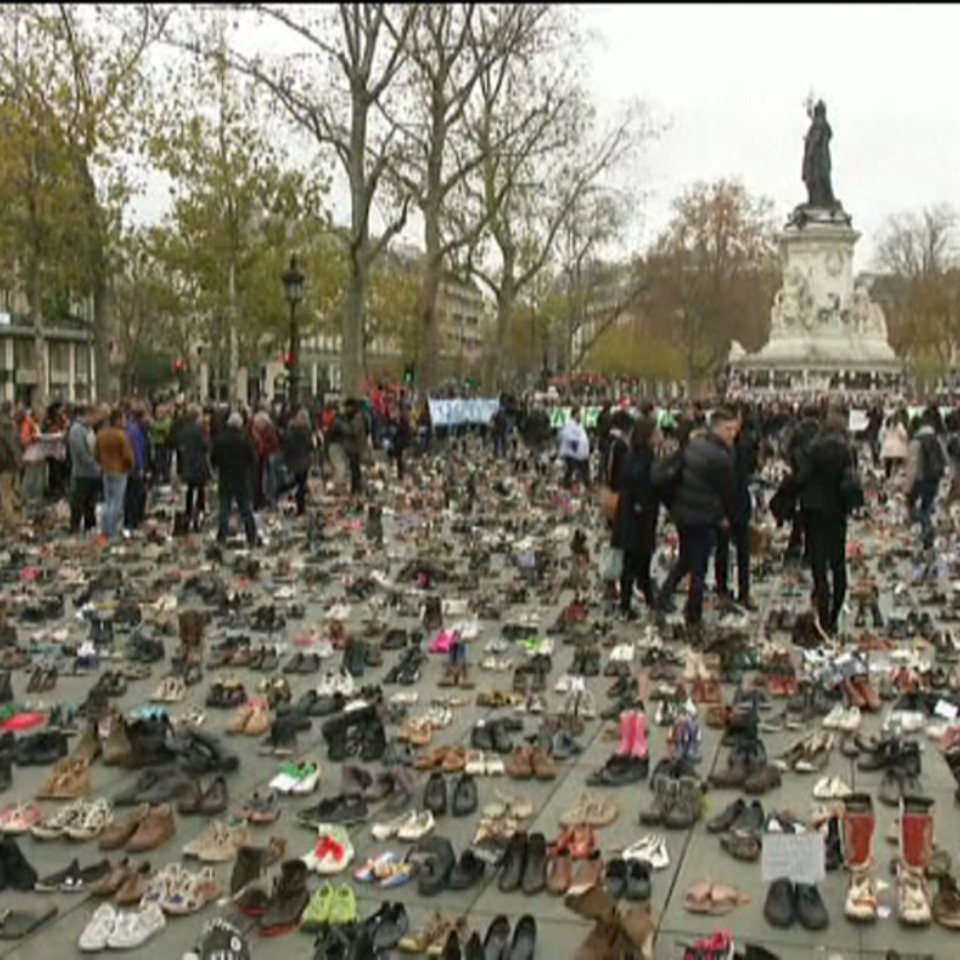 Cientos de zapatos para reclamar medidas a favor del medio ambiente