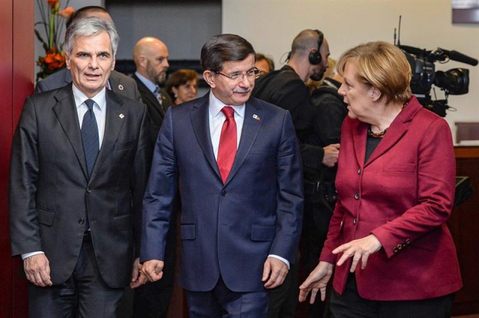 Ahmet Davutoglu, primer ministro turco, y Angela Merkel. Foto: EFE
